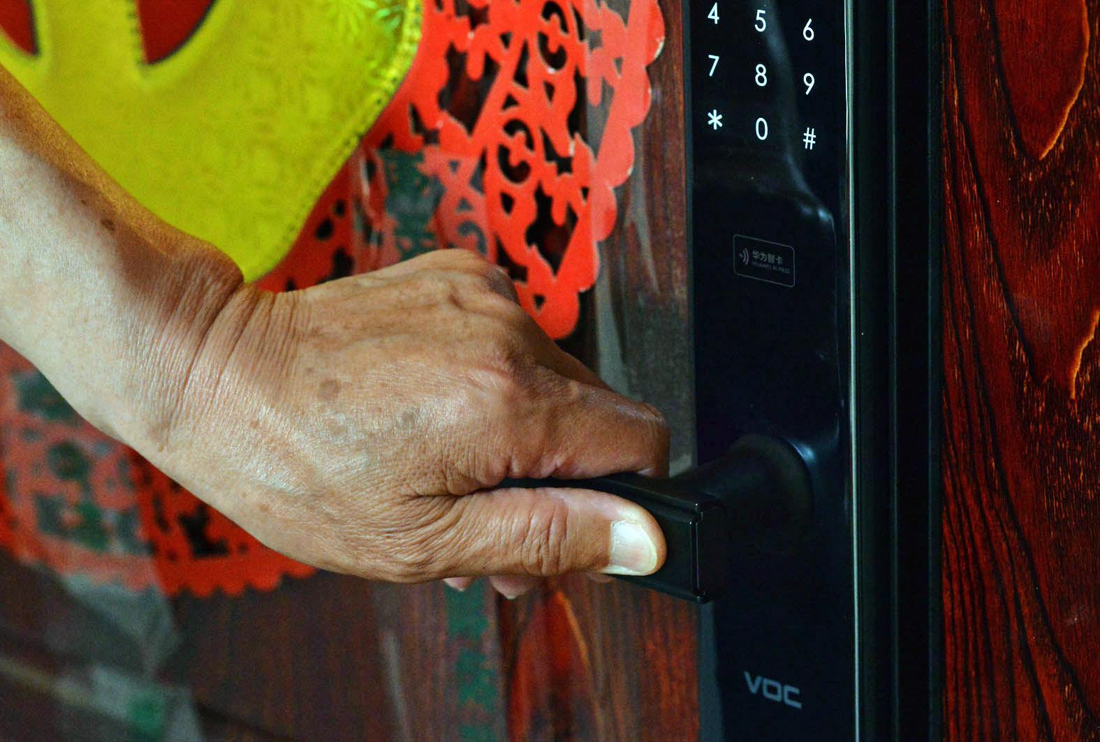 没带钥匙智能门锁,没带钥匙有办法开锁嘛