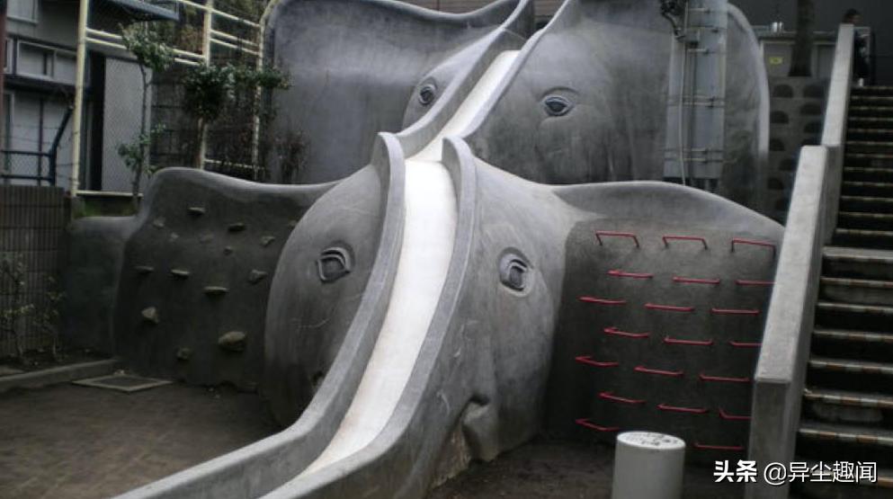 日本8个「让小朋友一秒哭出来」的游乐设施，恐龙溜滑梯太可怕