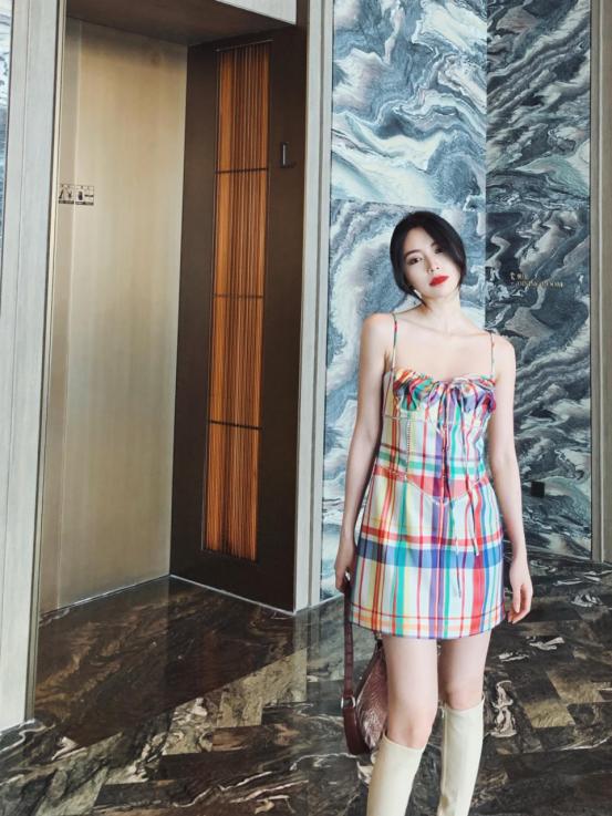 白色t恤尽显优美马甲线，可爱女孩方圆，让运动成为生活中的习惯