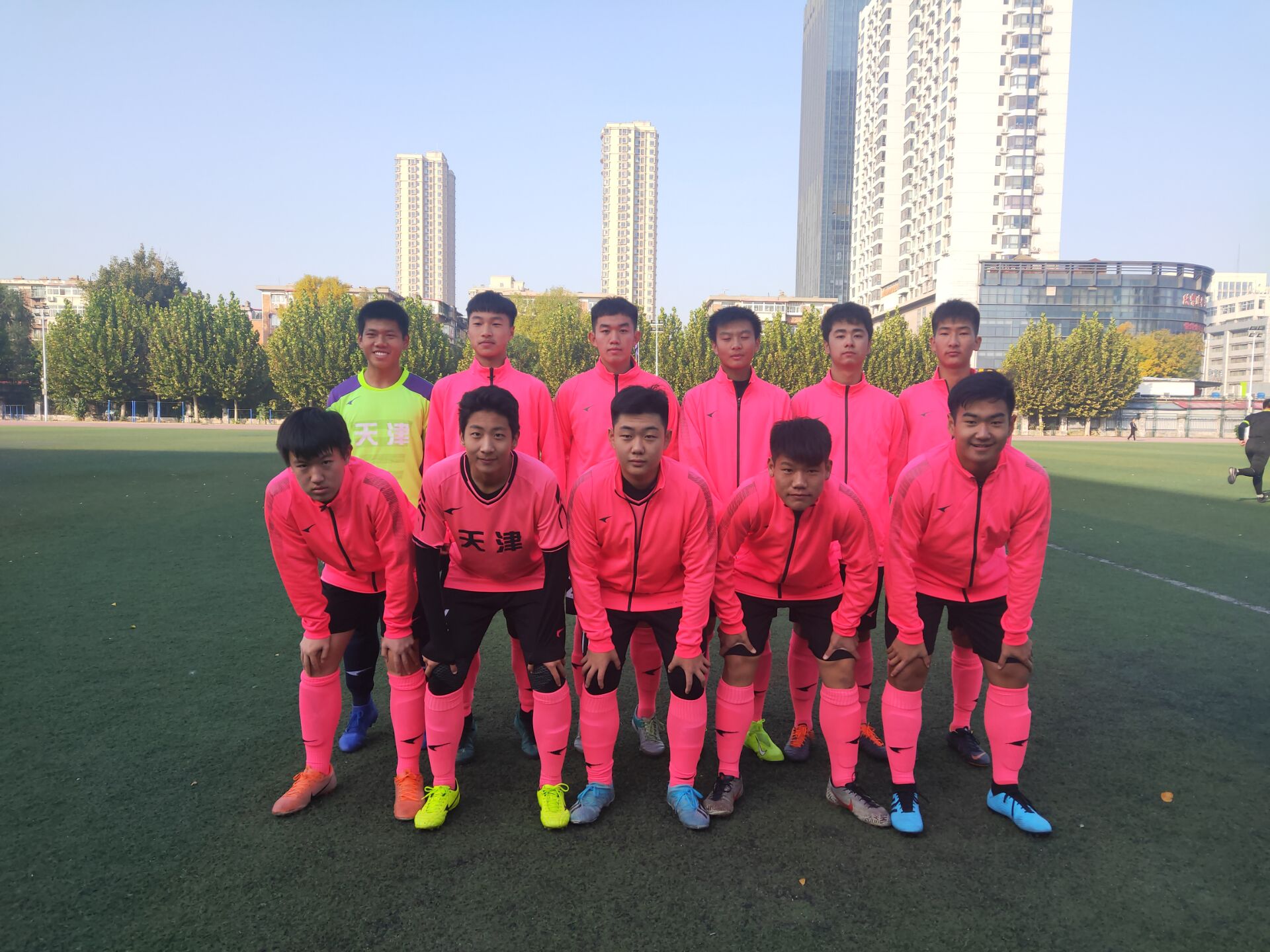 54中5:0击败大港一中，小组赛四战全胜进入淘汰赛