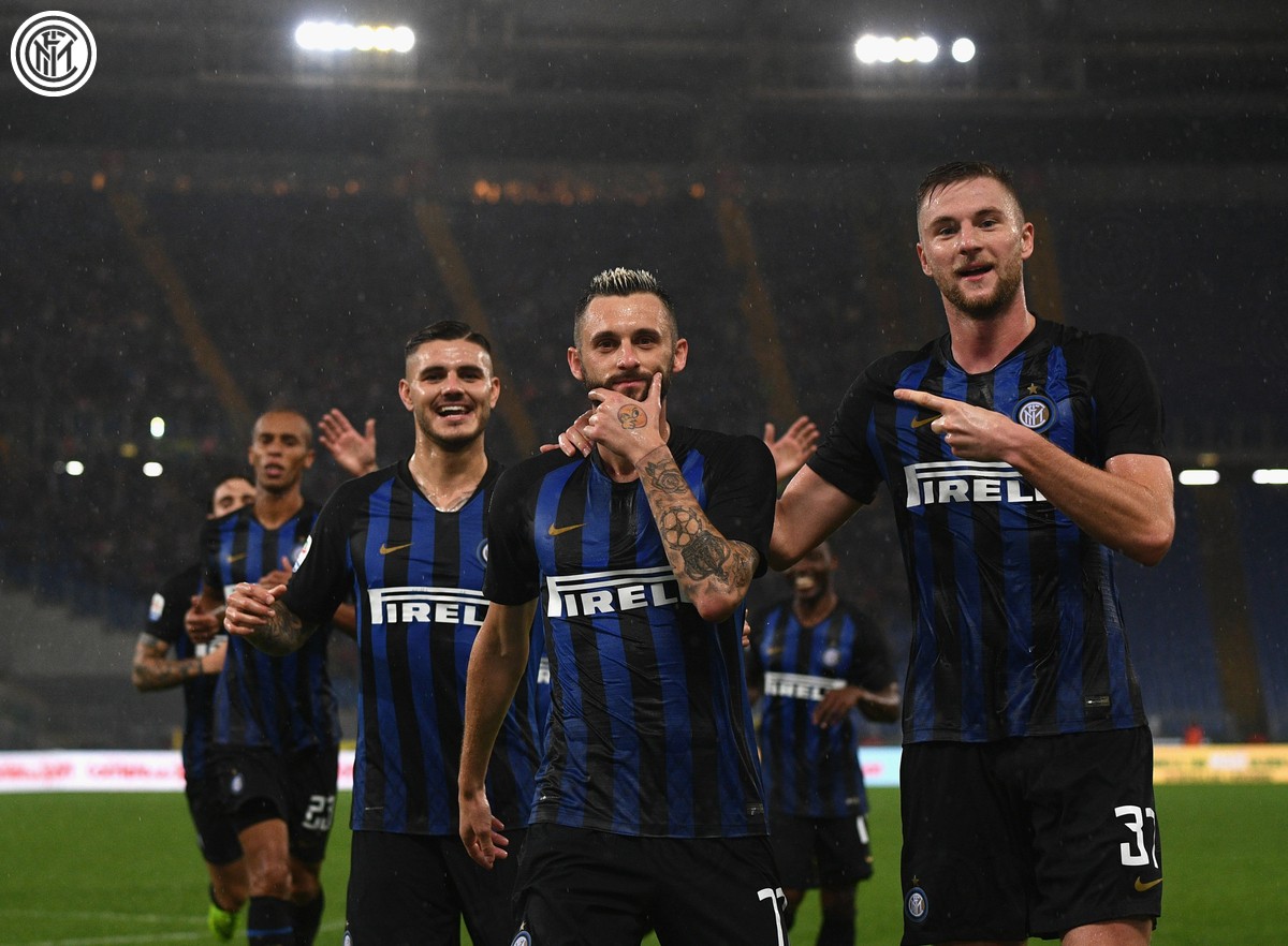 手托下巴、鳄鱼躺，蓝黑中场指挥官在网红路上一去不复返……