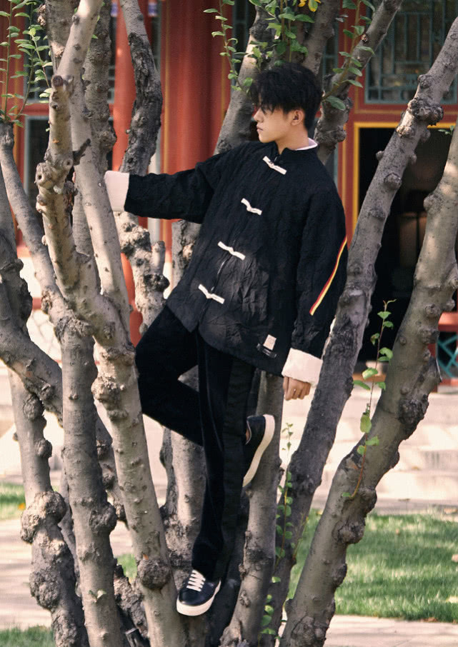 躲过易烊千玺的“大佬装”，也逃过“女装”，不料栽一双袜子上！