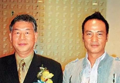 他是香港最低调的影帝，梳起飞机头他又是令人闻风丧胆的江湖大佬