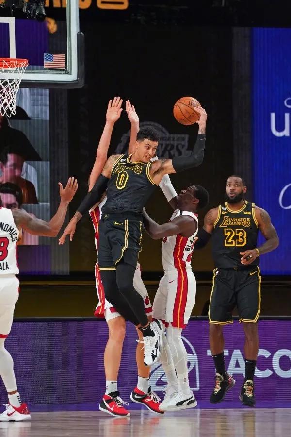 库兹马为什么离谱不看人传球,库兹马为什么不给普尔传球