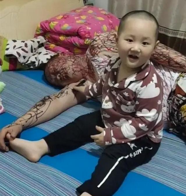 儿童表演彩绘男童,萌娃穿上人偶表演服