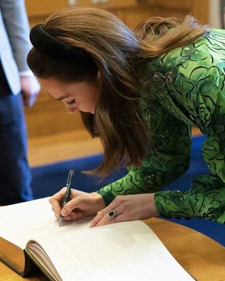 王室女性成员签名照：女王贵气，莱后最霸气，最优雅当属戴妃