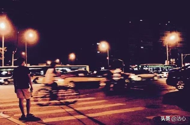 回头看我们都已不是曾经的模样,回头看我们早已不是当初的模样