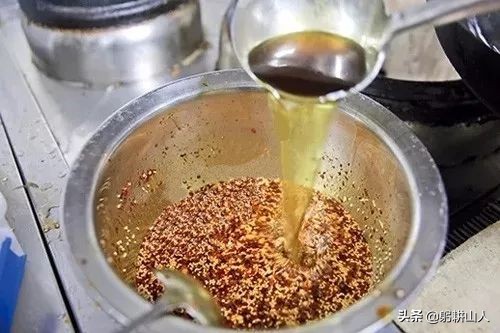 凉菜红油与热菜红油区别,红油辣椒油哪个牌子拌凉菜好吃