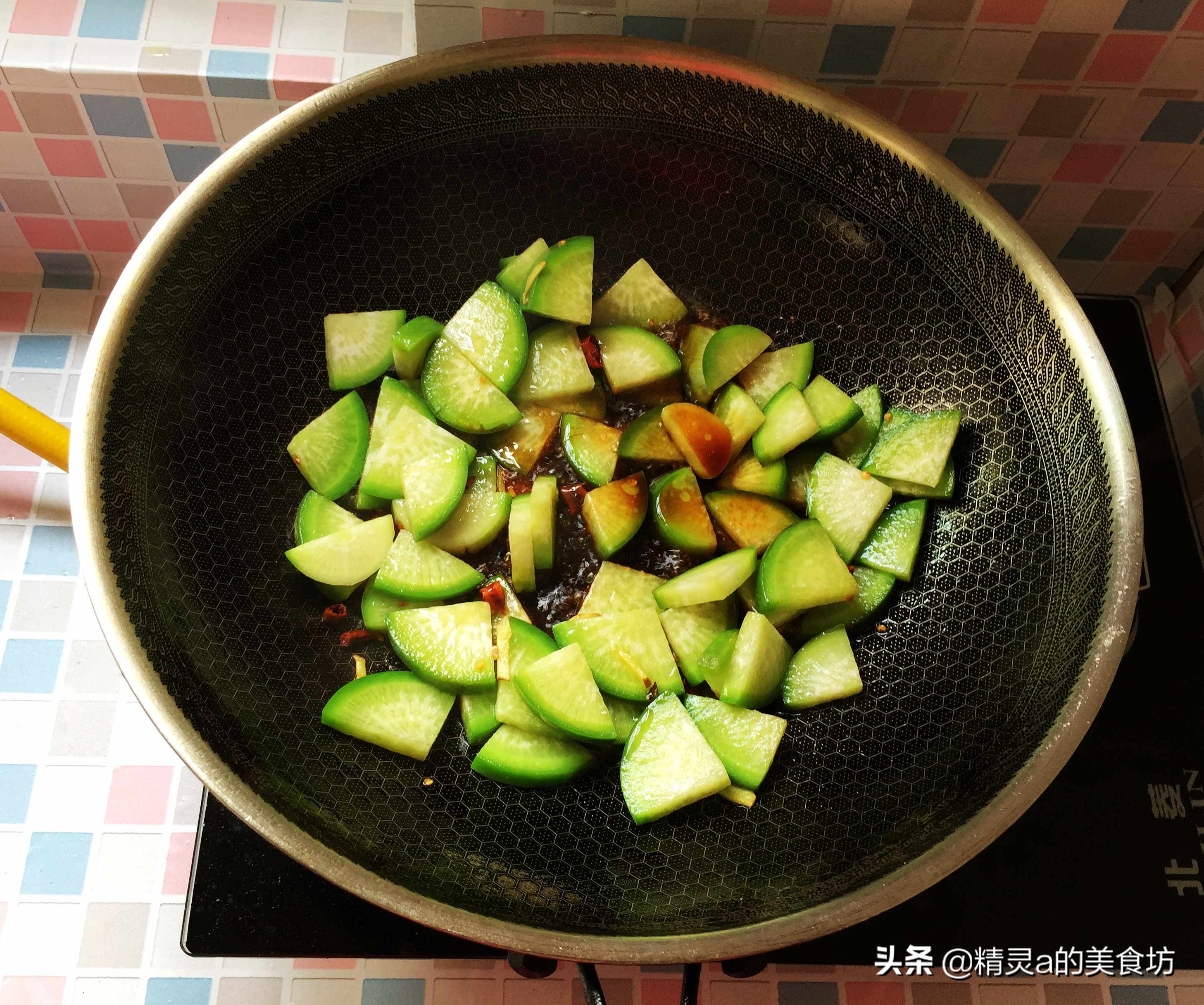 换个方法吃草鱼，配它一起炖，营养美味，一周做三回，餐餐一扫光