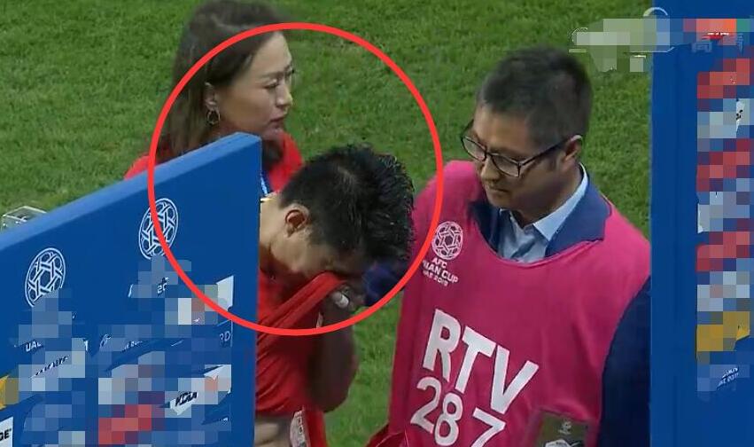 赛后郑智落泪完整视频,郑智哭泣采访球迷反应