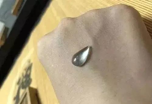 88万玻璃种原石,168万买原石一刀切出蛛网裂