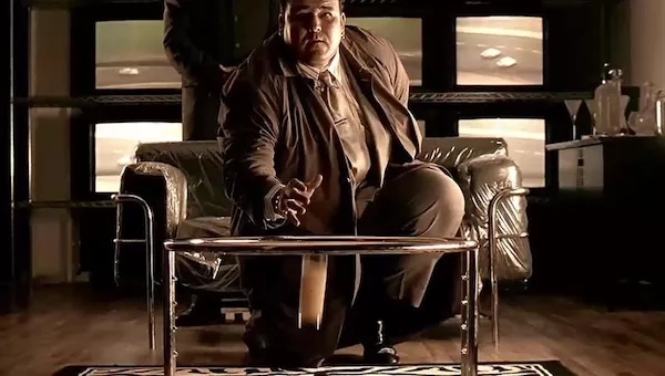 它是迄今为止最有个性的英国电影，狗咬狗的人物关系经常被模仿