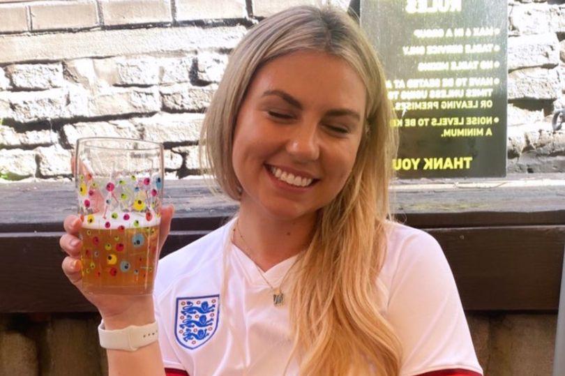 英国女记者穿英格兰球衣去酒吧看欧洲杯屡遭闭门羹，喊话自豪感呢