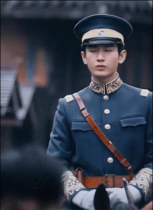 民国军装男神霸气出场,成毅帅气军装