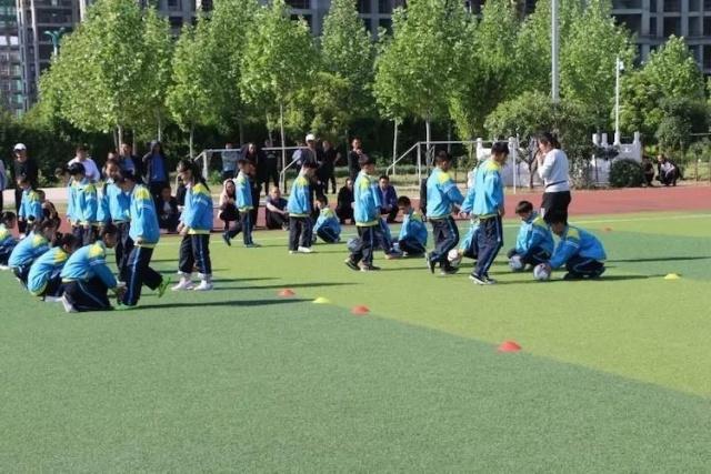 临颍小学足球比赛,临颍县颍川学校足球操