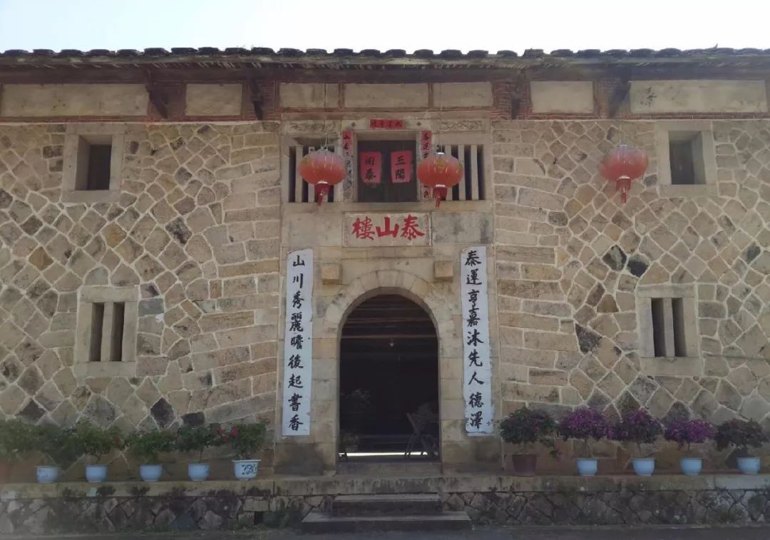 客家土楼房屋大门上的对联,客家土楼对联解释