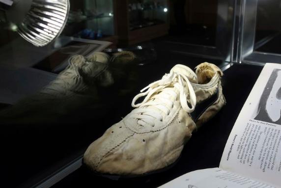 耐克登月纪念鞋,一双近400万元史上最贵球鞋来了