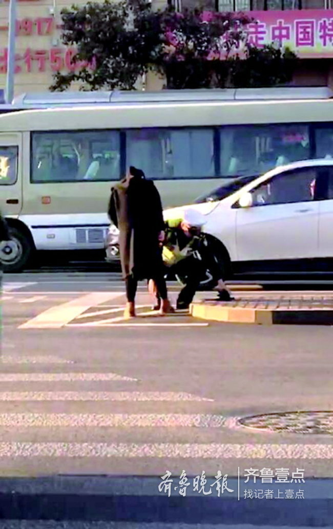 交警为孕妇系鞋带你怎么看,交警蹲地为孕妇系鞋带