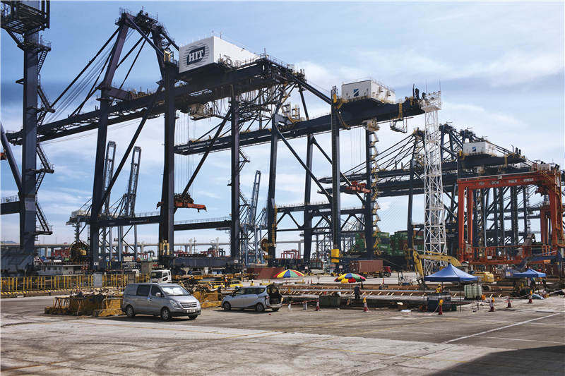 粤港线上的卡车司机：经历过90年野蛮生长的暴利时代，经历了香港货运吞吐下滑，如今却在担心老无所依