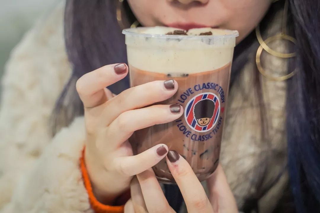 告别东方明珠、城隍庙，来上海这家暗藏100只泰迪的奶茶店