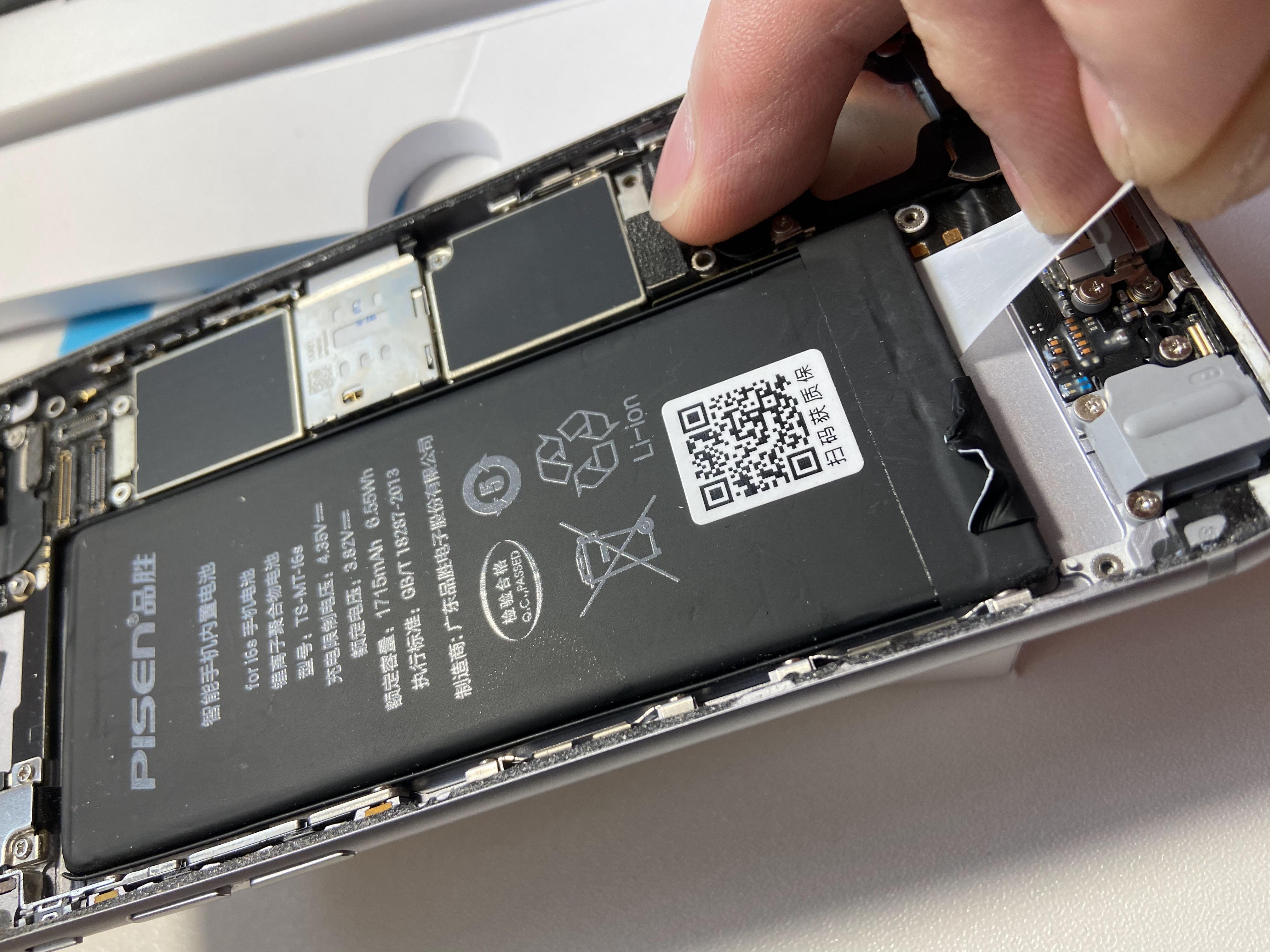 用了五年的iphone6s换电池,给iphone4换上4s的电池