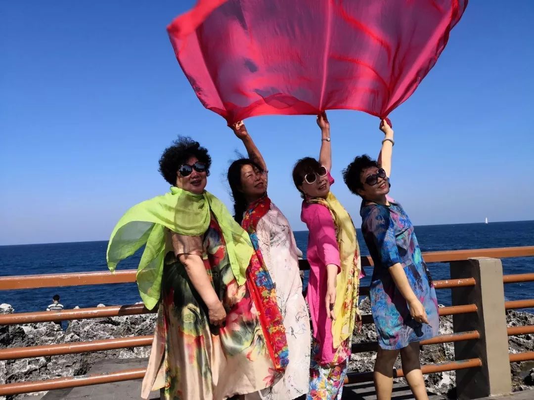 大妈旅游照专用动作,中国大妈外出旅游标准动作