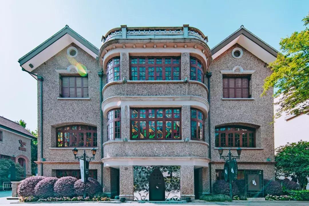 机械腿与霓虹：艺术家和设计师们心中的足球运动是什么样子？