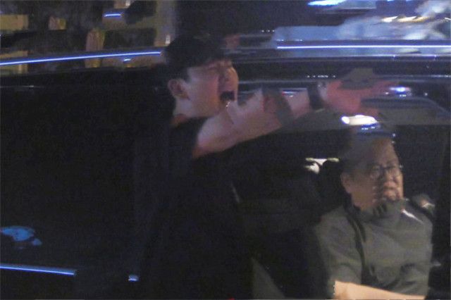 他对老婆说：如果我出轨，我死你也死，如今腿上却坐了别的女人