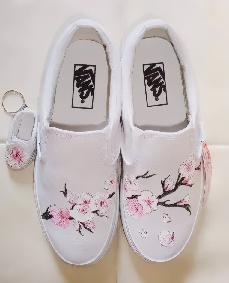 穿腻了小白鞋可以这样来改造,教你把小白鞋变潮流