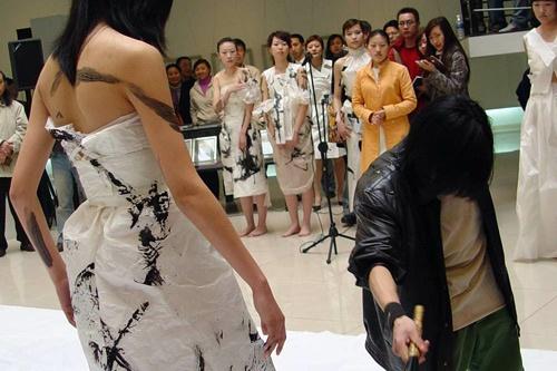 教授在美女身上练书法！专家：美女肉体美的，书法美的，作品大美