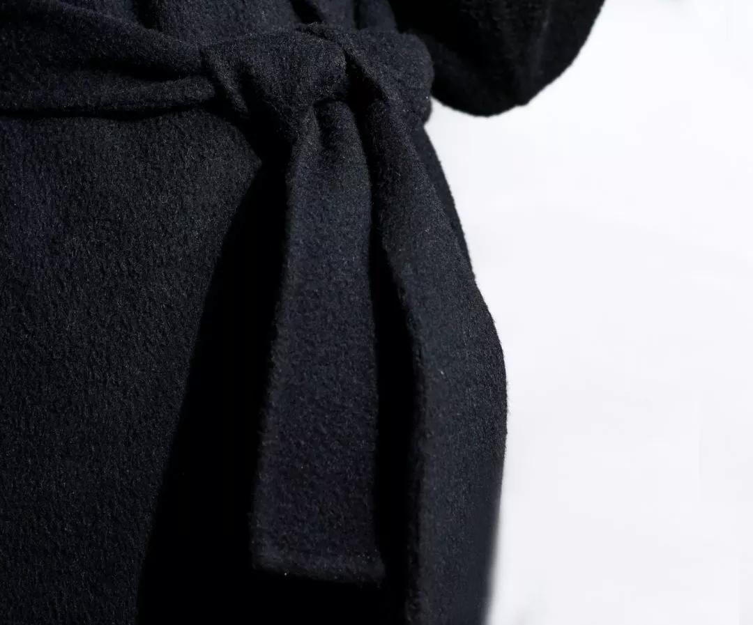 风衣后面的腰带怎么系,带扣风衣腰带后面系法