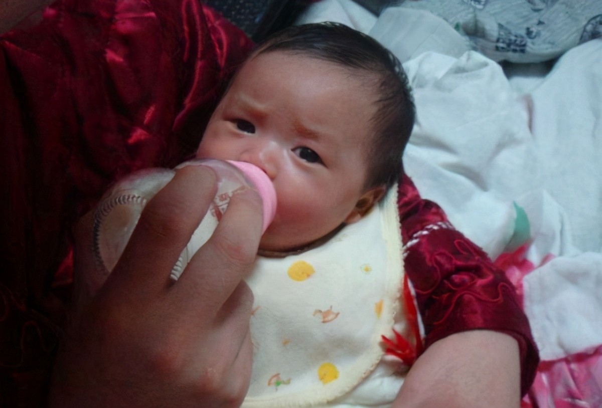 频繁夜奶会奶水不足吗,宝宝夜奶一晚喂几次最好