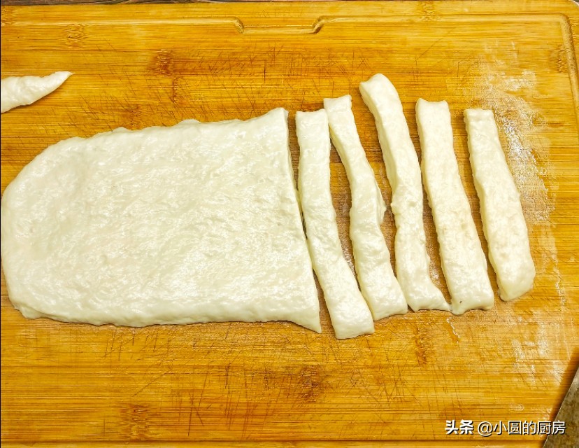 油条怎么做到蓬松酥脆还加酵母吗,油条膨松剂掺入酵母炸出油条效果