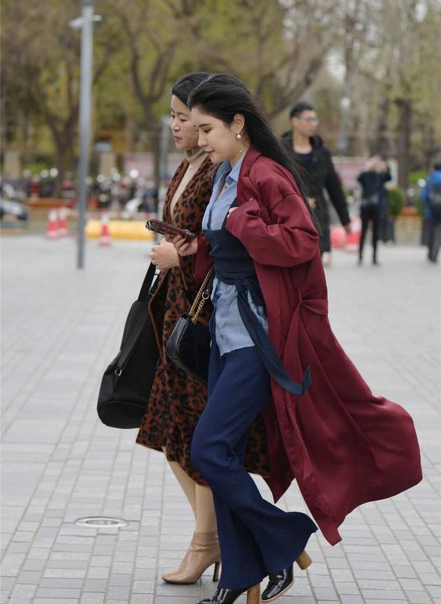 街拍黑色皮裤配什么裤子 (街拍皮裤型身材穿搭)