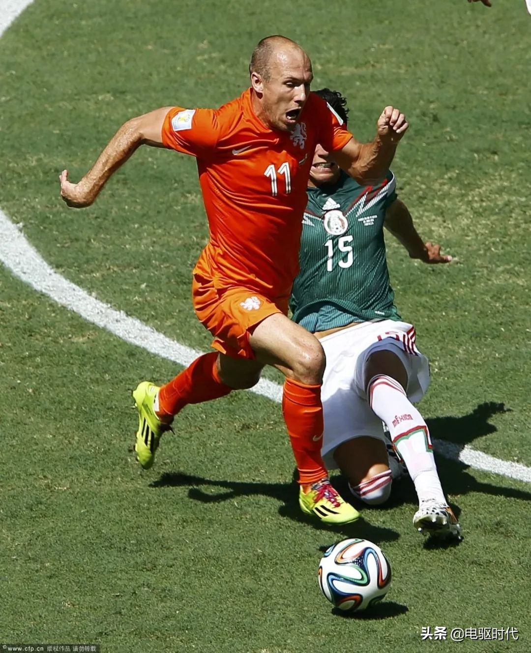 足球教学4种花式实用过人,足球发边球动作教学