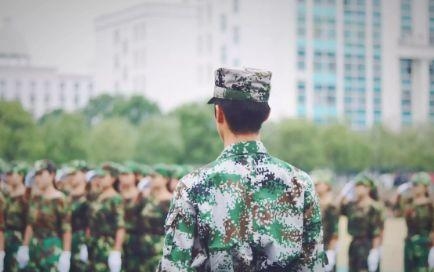 女孩发军训晒黑照片给爸爸诉苦，看到他的回应，网友果然是亲爹