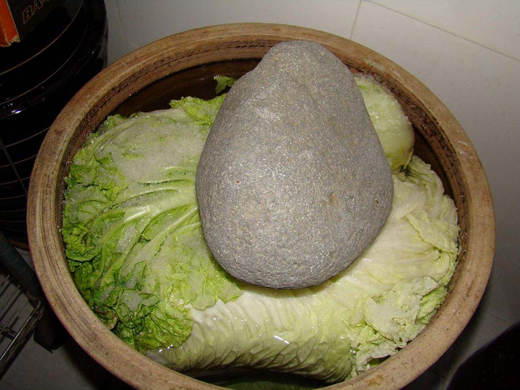 韩国辣白菜和东北酸菜哪个好吃,老头教酸菜的腌制方法视频