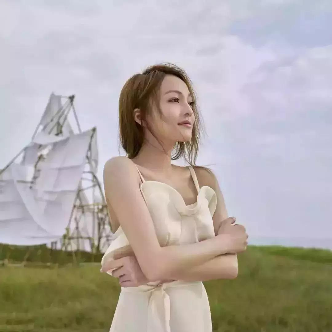 “过气”十年，凭什么她发个问号也能上热搜？