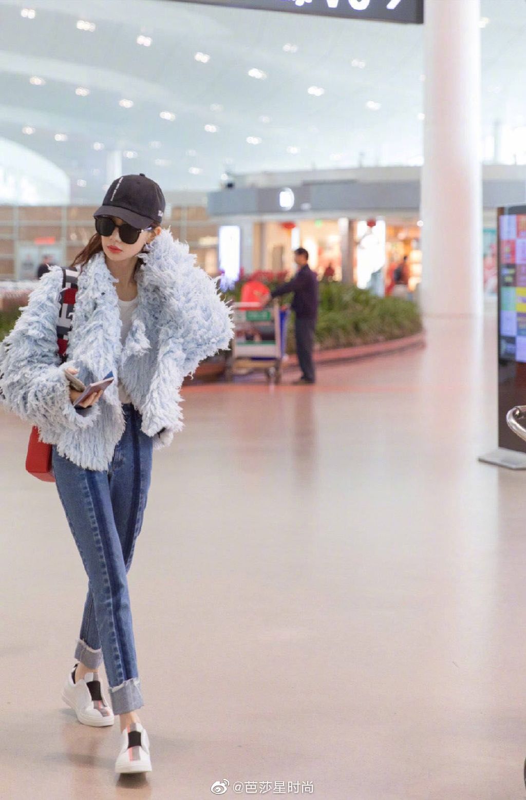 宝石蓝牛仔裤怎么穿好看,夏季紧身牛仔怎么穿