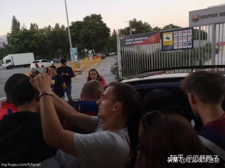 分享如何甘伯城蹲巴萨球员