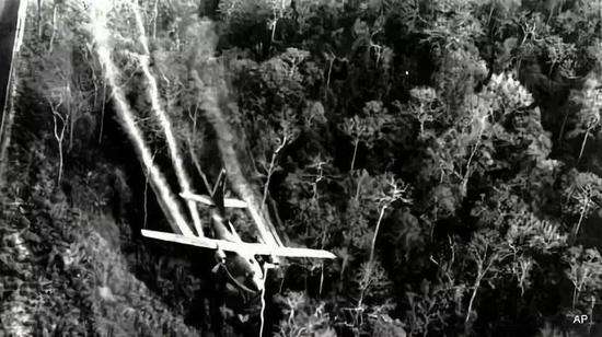 越战美国橙剂使用在哪些战区,美军越战空投橙剂视频