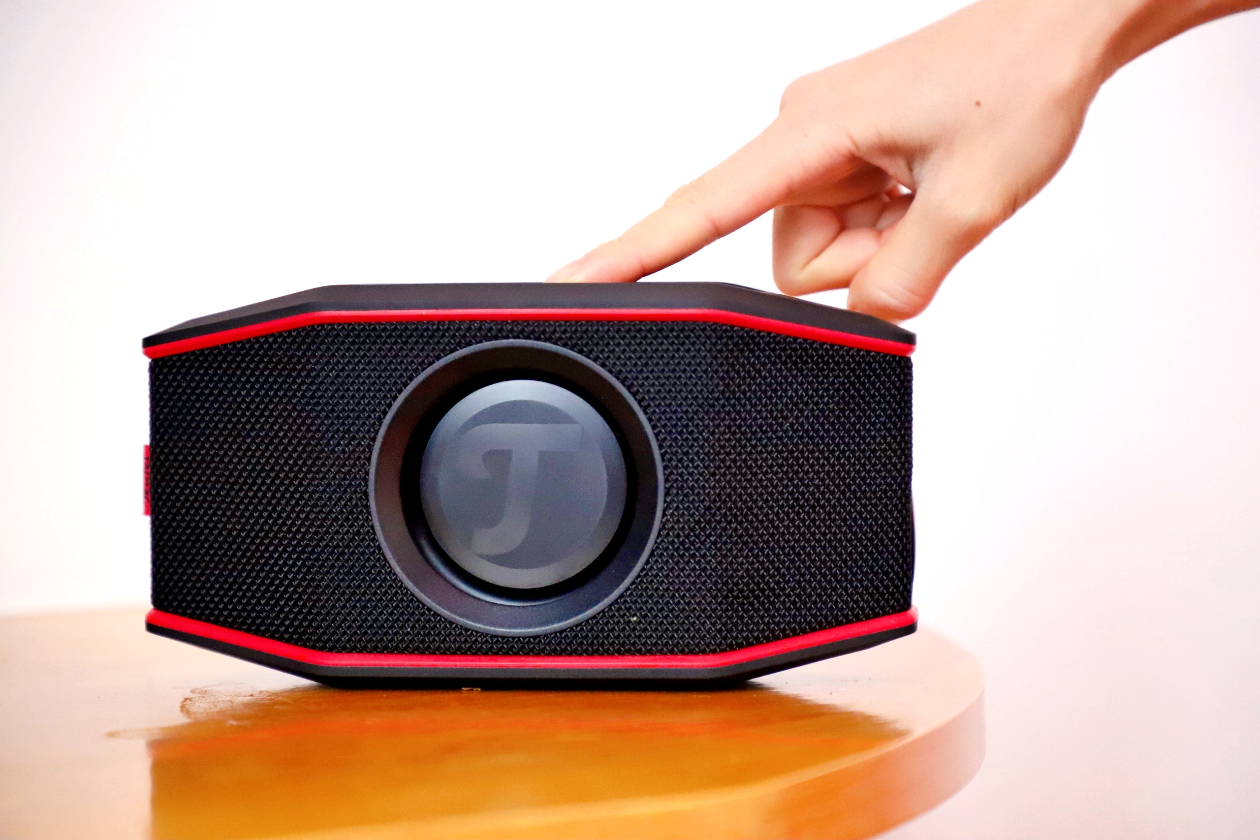 德斐尔小魔盒音质最新评测,jblflip5音箱评测和德斐尔小魔盒