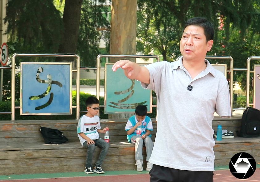 西安北郊教孩子踢足球的地方,社区教小朋友踢足球