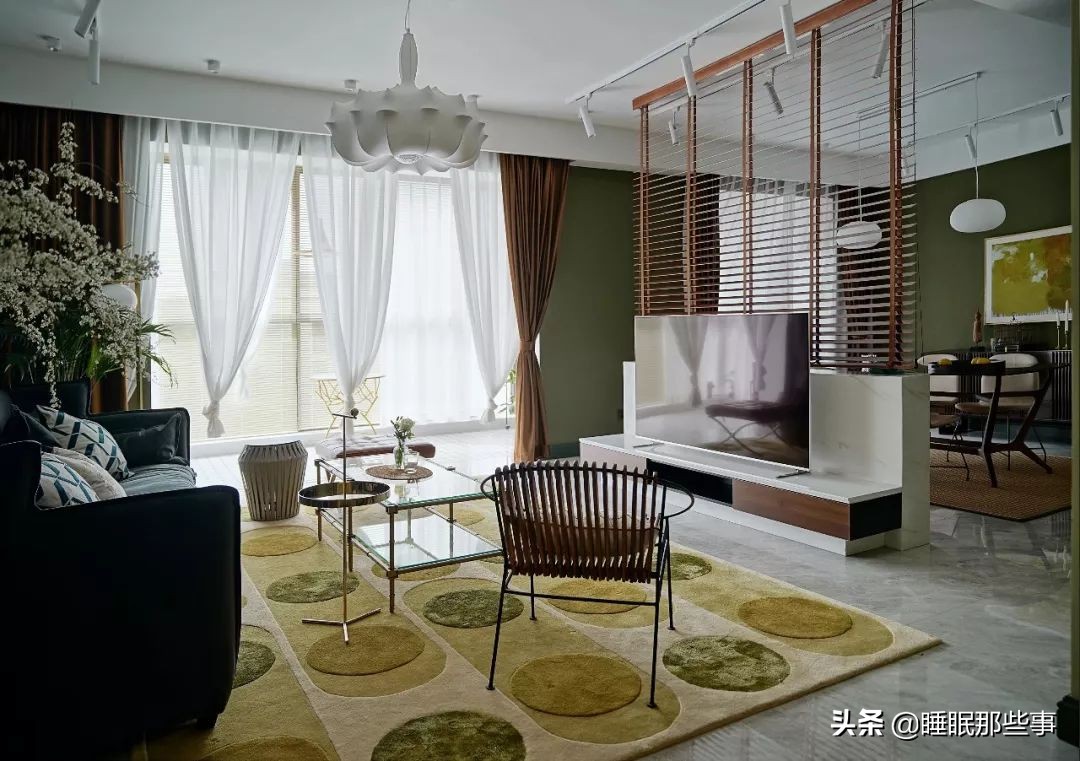 看了一眼她家的绿墙，我觉得我家还可以再抢救一下