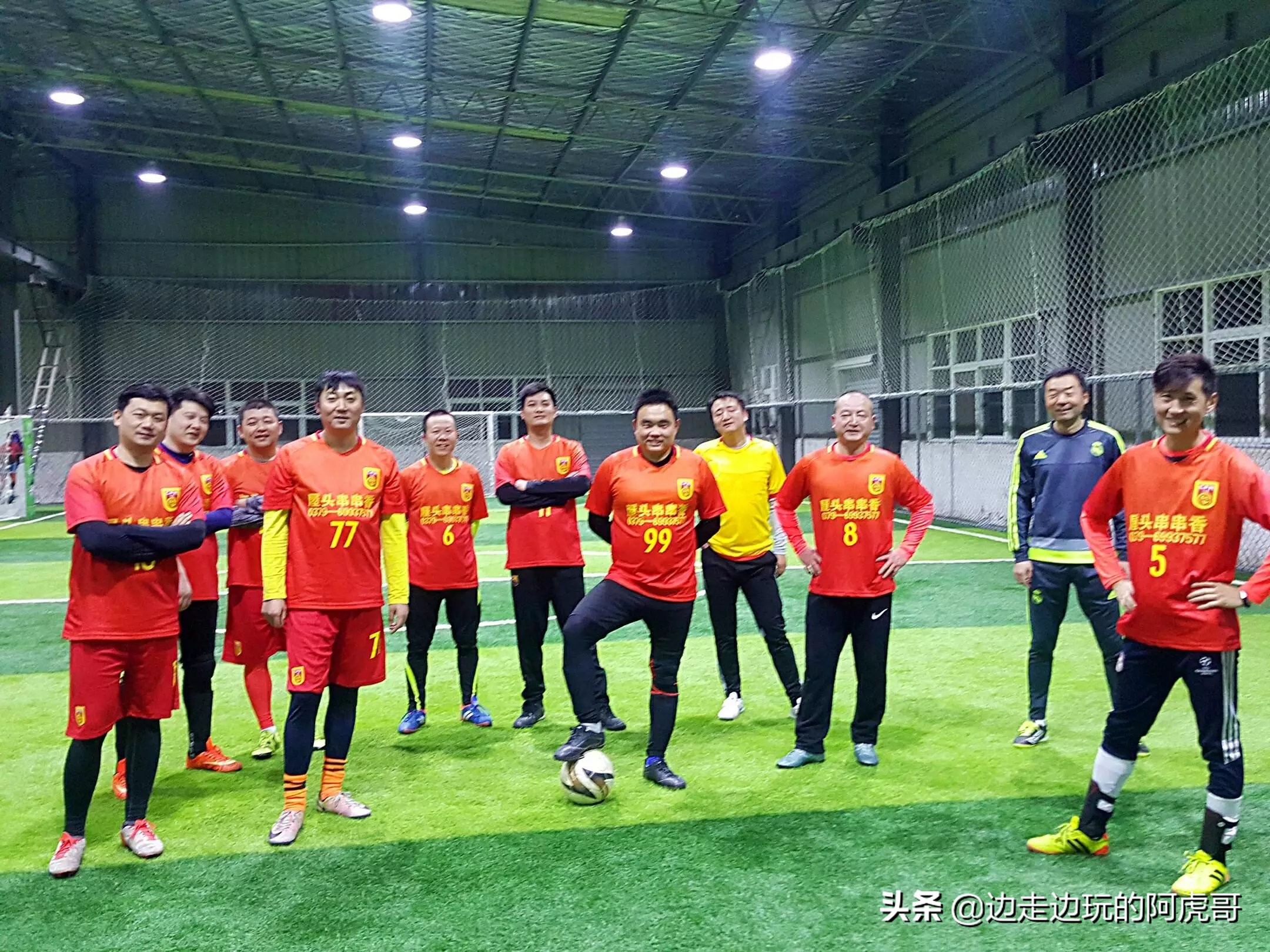 我们是热爱打球的一群年轻人,致敬每一位热爱足球的人