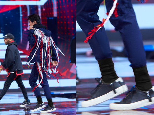 易烊千玺穿黑色礼服的照片,易烊千玺穿红色衣服弹贝斯