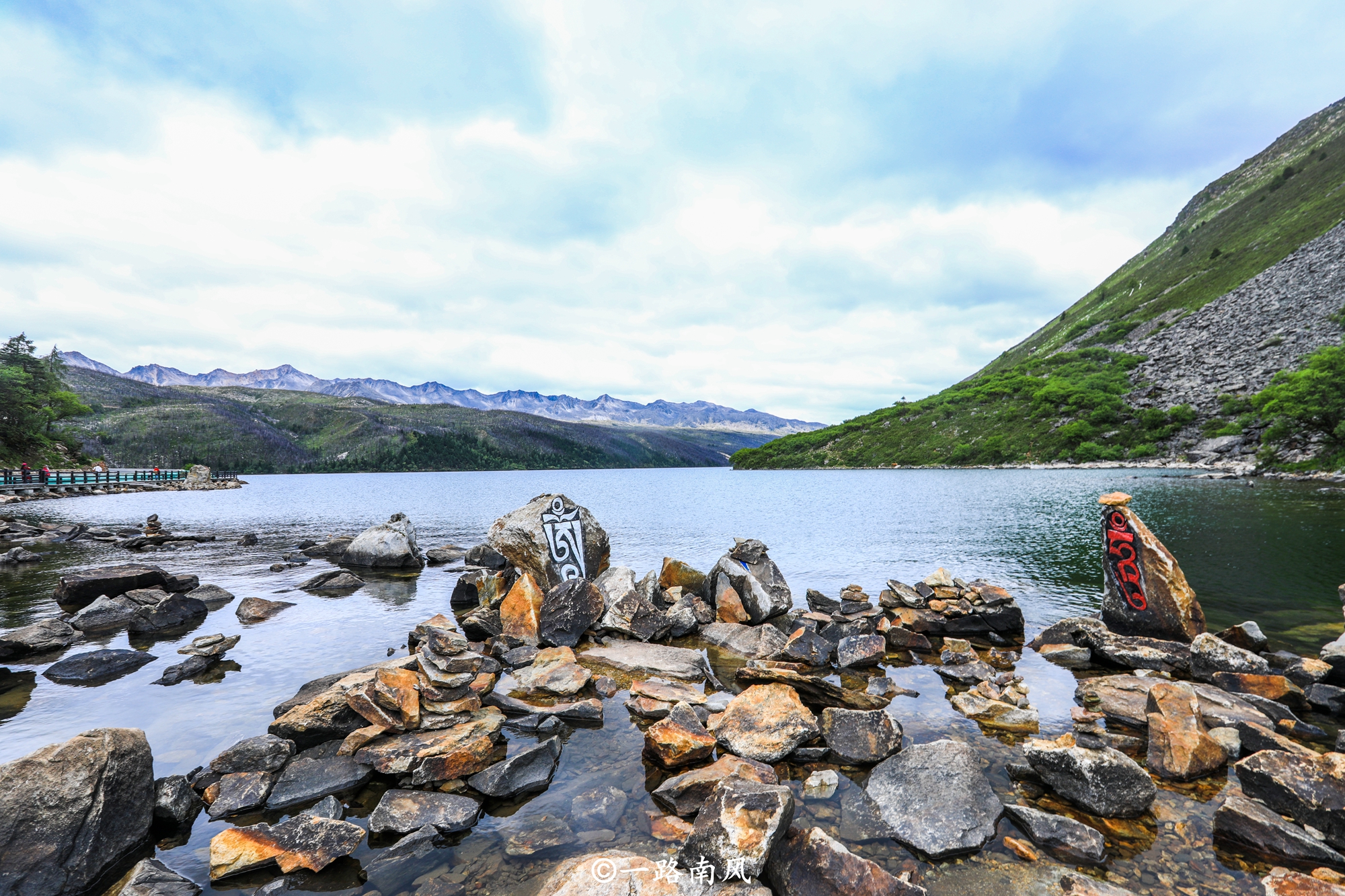 焕然假期海拔3780米的四川湖泊美似仙境，情侣专程前来许愿