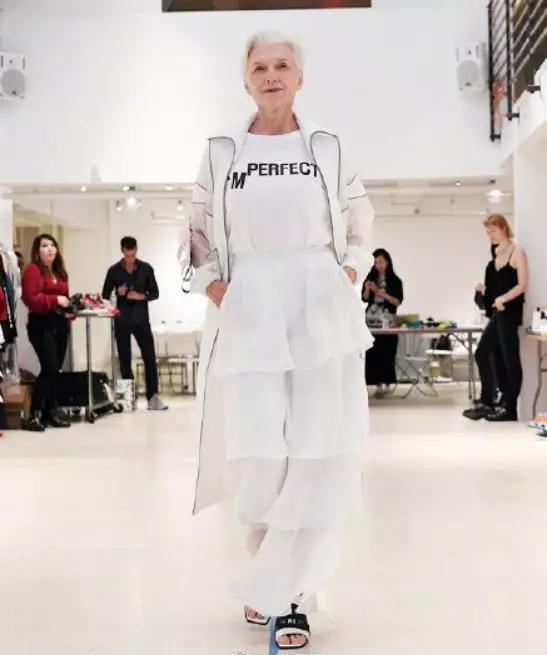 60岁拍裸照，惊艳T台，培养出身价200亿儿子：年龄从来不是问题