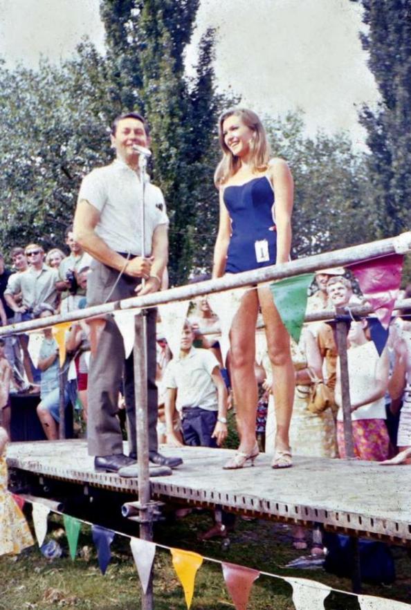 50岁邓文迪离婚后生活曝光,邓文迪离婚以后干什么