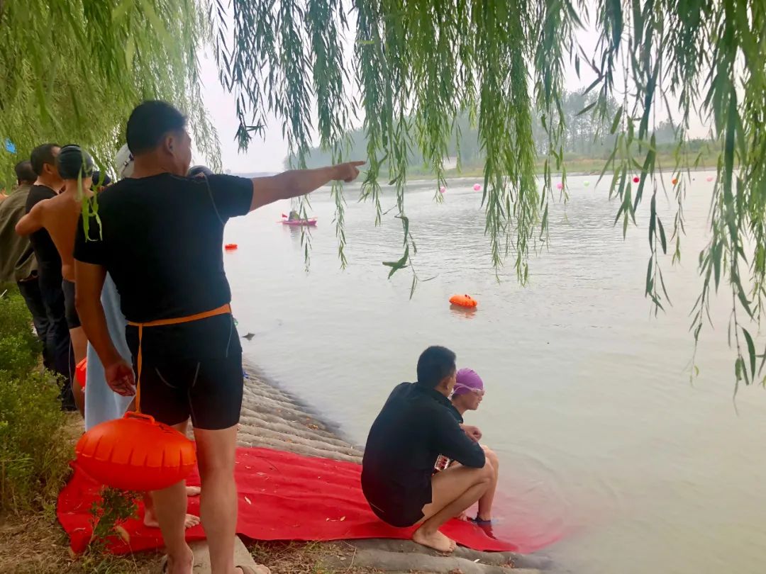 他们用横渡古淮河的方式庆祝国庆节